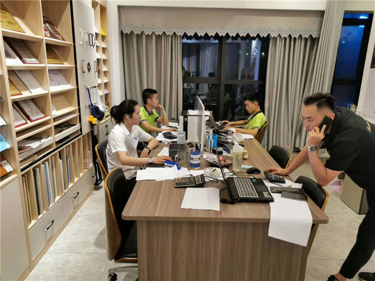 德维尔宜宾叙州专卖店(diàn)设计师们在工作中